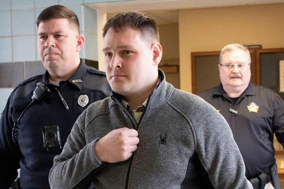 TUDUHAN TAMBAHAN: Warga Amerika, Mikhy Farrera-Brochez (tengah), dituduh mempunyai niat memeras ugut pemerintah Singapura berdasarkan bahan maklumat yang diperolehinya. - Foto BH oleh ARDEN BARNES