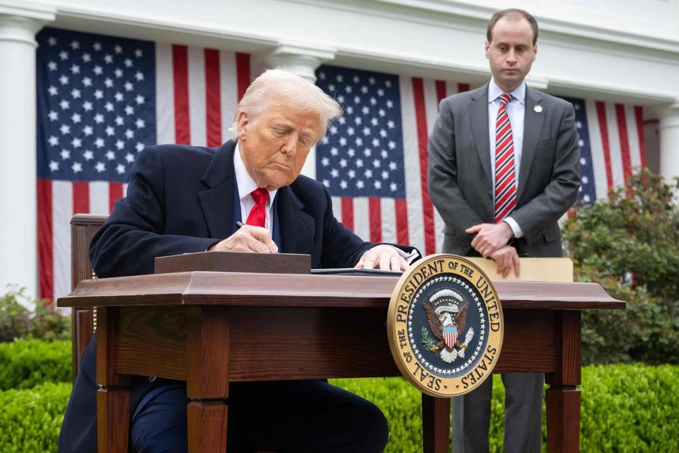 Presiden Amerika Syarikat, Donald Trump, menandatangani satu perintah eksekutif selepas menyampaikan ucapan mengenai tarif balas semasa satu acara bertajuk “Menjadikan Amerika Makmur Semula” yang diadakan di Taman Ros, Rumah Putih di Washington, DC, pada 2 April 2025. Trump bersedia mengumumkan tarif baharu secara besar-besaran yang dinamakan “Tarif Hari Pembebasan”, satu langkah yang dikhuatiri bakal mencetuskan perang perdagangan global yang serius. Beberapa rakan dagang utama Amerika termasuk Kesatuan Eropah dan Britain memaklumkan bahawa mereka sedang menyiapkan langkah balas terhadap peningkatan ketegangan ini, manakala pasaran saham di Eropah dan Amerika menunjukkan kejatuhan akibat keresahan pelabur.