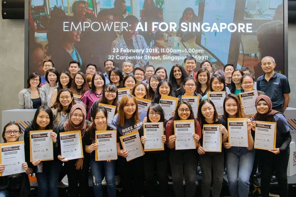 SUMBANG BALIK KEPADA MASYARAKAT: Sejak diasaskan Dr Ayesha lima tahun lalu, 21C Girls (21st Century Girls) telah mengajar ramai kaum wanita mengenai asas ilmu koding. - Foto ihsan AYESHA KHANNA Tebar