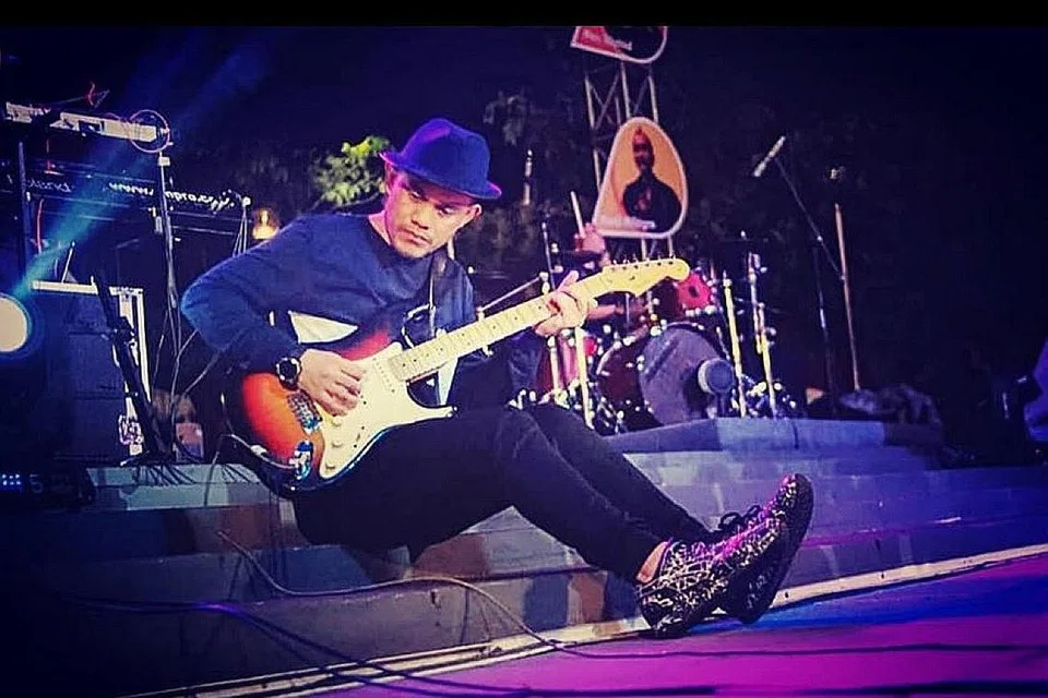 KORBAN TERBARU: Herman Sikumbang atau juga dikenali sebagai Herman Seventeen (atas) disahkan maut dalam tsunami yang melanda. Sebelum ini, seorang lagi anggota kumpulan Seventeen, Bani Seventeen turut terkorban. - Foto INSTAGRAM