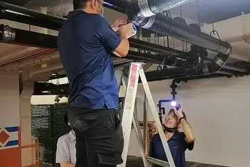 TINGKATKAN KEMAHIRAN: Pekerja Aimflow sedang membaiki paip. Kemahiran mereka diharap dapat ditingkatkan dengan rancangan 10 tahun dilakarkan bagi industri itu. Gambar sisipan: Pemilik Aimflow, Encik Roslan. - Foto AIMFLOW