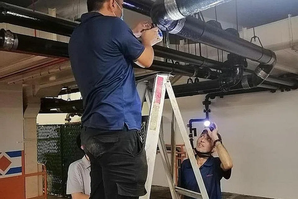 TINGKATKAN KEMAHIRAN: Pekerja Aimflow sedang membaiki paip. Kemahiran mereka diharap dapat ditingkatkan dengan rancangan 10 tahun dilakarkan bagi industri itu. Gambar sisipan: Pemilik Aimflow, Encik Roslan. - Foto AIMFLOW
