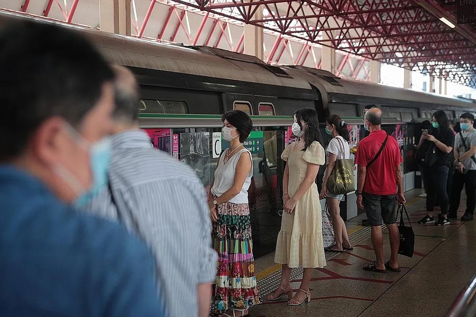 PENGANGKUTAN AWAM - PASTIKAN JARAK SELAMAT: Meskipun perlu beratur panjang untuk menaiki MRT, para penumpang dapat dilihat mengamalkan langkah jarak selamat selain menggunakan pelitup yang diwajibkan bagi setiap penumpang yang menaiki pengangkutan awam. Penumpang juga diingatkan agar prihatin akan keperluan penumpang lain dan kekal berwaspada. - Foto BH oleh JASON QUAH 