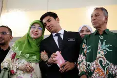 Syed Saddiq Syed Abdul Rahman (tengah) bersama ibunya, Sharifah Mahani Syed Abdul Aziz.