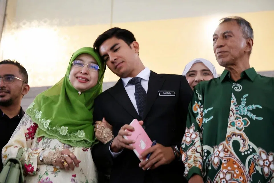 Syed Saddiq Syed Abdul Rahman (tengah) bersama ibunya, Sharifah Mahani Syed Abdul Aziz.