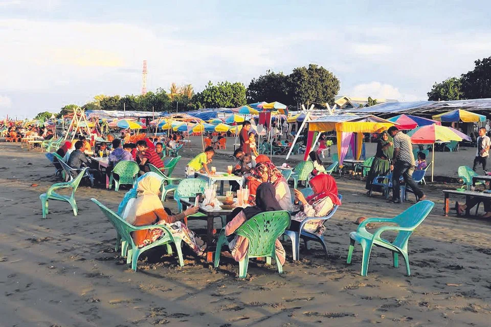'CHANGI VILLAGE' ACEH: Pantai Sigli, dua jam memandu dari Banda Aceh, menjadi tempat lepak muda-mudi serta keluarga menjelang petang dan hujung minggu. - Foto NURUL AIN RAZALI