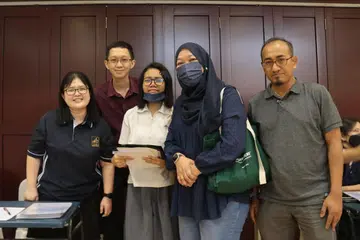 TEKAD CAPAI KEJAYAAN: Nur Syahindah (tengah) seringkali mendapatkan bantuan (dari kiri) guru-gurunya Cik Ong Gui Fang dan Encik Jeremy Goh serta ibu bapanya Cik Hariati Abdul Muhin dan Encik Mohammed Rasul Mohd Yunus setiap kali dia menghadapi masalah. - Foto SEKOLAH MENENGAH BUKIT BATOK