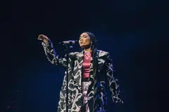 HIBURKAN PEMINAT: Penyanyi kelahiran Malaysia, Yuna, telah membawa penonton di Capitol Theatre menyelami dunia muziknya sejak awal kemunculannya.
