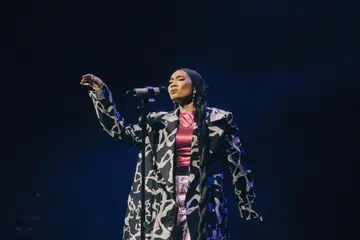 HIBURKAN PEMINAT: Penyanyi kelahiran Malaysia, Yuna, telah membawa penonton di Capitol Theatre menyelami dunia muziknya sejak awal kemunculannya.