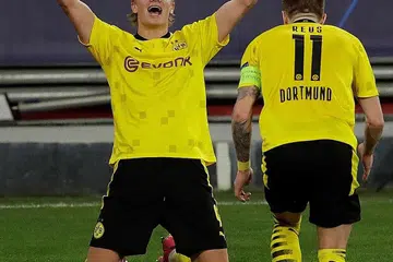 MENANG SELESA: Penyerang Erling Haaland menjaringkan dua gol bagi Borussia Dortmund menewaskan Sevilla 3-1 dalam perlawanan di Seville. - Foto EPA-EFE 