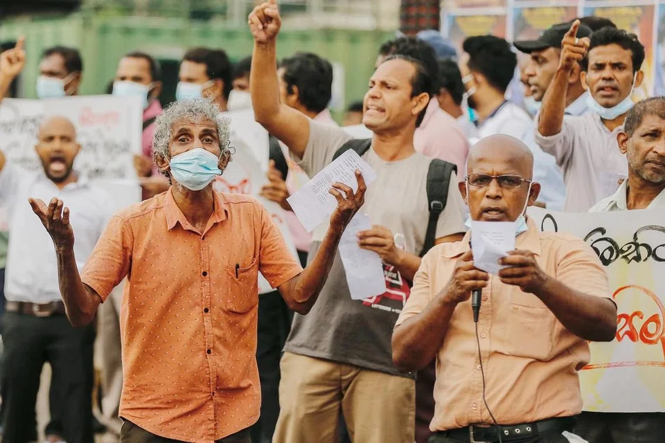 TERUS BUAT BANTAHAN: Rakyat Sri Lanka terus mengadakan bantahan yang telah berlanjutan selama lebih empat bulan sedang negara itu menghadapi krisis ekonomi yang meruncing. - Foto EPA-EFE