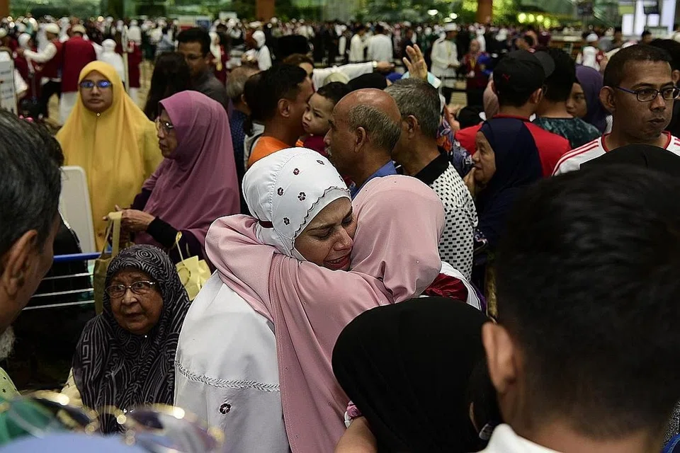 SEDIH BERPISAH: Kawasan di sekitar Balai Berlepas Terminal 3 Lapangan Terbang Changi di penuhi anggota keluarga dan sahabat-handai jemaah yang meluangkan masa pada hujung minggu untuk menghantar jemaah menunaikan ibadat haji. - Foto BH oleh DIOS VINCOY JR