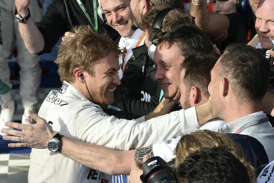 JUARA DI MELBOURNE: Pemandu Mercedes, Nico Rosberg (kiri), meraikan kemenangannya di Grand Prix Australia kelmarin. - Foto AFP