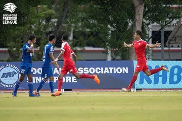 TANDUKAN GOL: Pemain muda berbakat Singa Muda, Irfan Fandi (kanan), meraikan gol kemenangan pasukannya semasa mengejutkan Warriors kelmarin. - Foto SPL