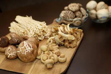 MAKANAN SIHAT: Pengkaji di NUS mendapati dengan memakan lebih banyak cendawan dapat mengurangkan risiko hilang ingatan. - Foto BH oleh GAVIN FOO.