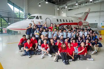 Sekitar 30 pelajar berkeperluan khas daripada Sekolah AWWA@Bedok menerima pengalaman unik semasa Program ‘Flight & Flying’, yang dimulakan oleh mantan juruterbang dan pendidik penerbangan, Encik Cyrano Latiff (barisan belakang, paling kiri), di Politeknik Temasek (TP), yang dihoskan oleh sukarelawan SGX dan pelajar daripada Diploma Pengurusan Penerbangan TP pada 19 September.