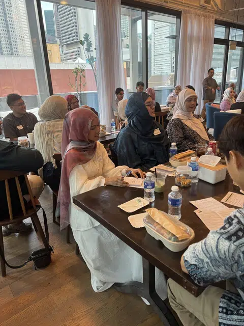Wartawan media sosial menyertai acara ‘Singles Social’ di mana peserta yang masih bujang berpeluang berjumpa ‘singles’ yang lain.