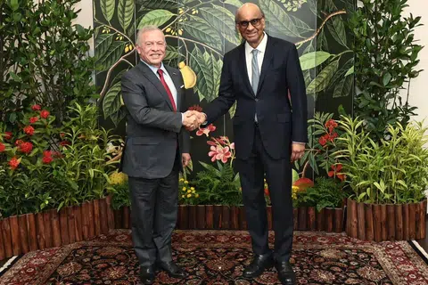 Presiden Tharman Shanmugaratnam (kiri) berjabat tangan bersama Raja Jordan, Raja Abdullah Ibni Al Hussein, di Istana pada 14 November.