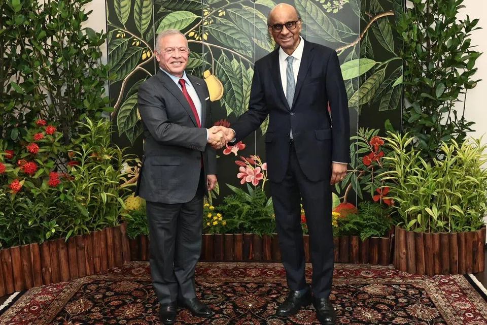 Presiden Tharman Shanmugaratnam (kiri) berjabat tangan bersama Raja Jordan, Raja Abdullah Ibni Al Hussein, di Istana pada 14 November.
