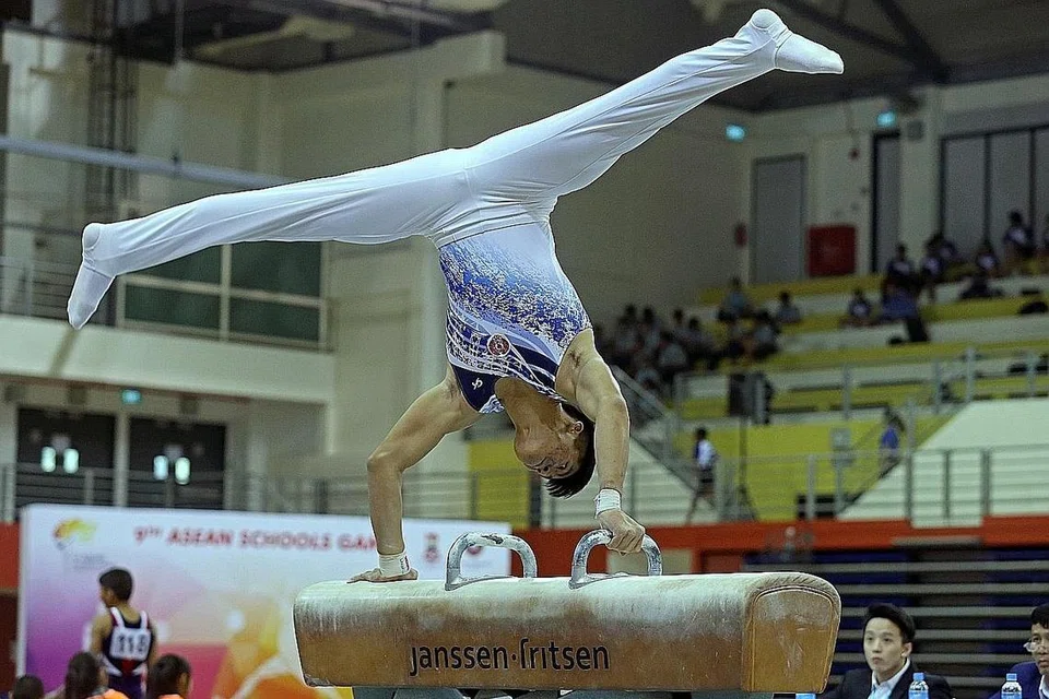 TIDAK KENAL ERTI SAKIT: Sekalipun mengalami kecederaan dan juga terjatuh semasa beraksi dalam salah satu rutinnya, jaguh muda gimnastik Singapura, Lincoln Forest Liqht Man, tidak membiarkan segala kesakitan itu menjejas prestasinya dengan menyambar empat pingat emas untuk negara.