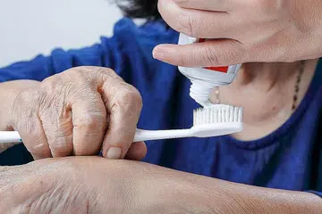 KESAN USIA LANJUT: Semasa proses penuaan, gusi akan mengecut sedikit. Akibatnya, bahagian bawah gigi akan terdedah kepada sisa makanan dan kuman.Bahagian lapisan luar gigi (enamel) juga akan terkikis. Perubahan ini akan menyebabkan gigi lebih mudah rosak dan berlubang dan seterusnya menyebabkan kehilangan gigi. - ISTOCKPHOTO