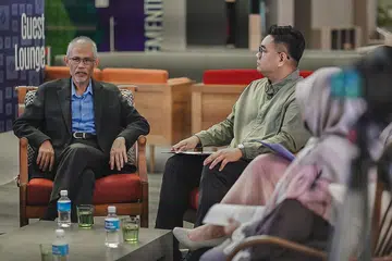 KUPAS ISU: Encik Masagos Zulkifli (kiri) dan Penolong Kepada Editor BH/BM Encik Nazri Hadi Saparin, selaku moderator, di sesi forum anjuran Berita Harian. - Foto BM oleh NUR DIYANA TAHA