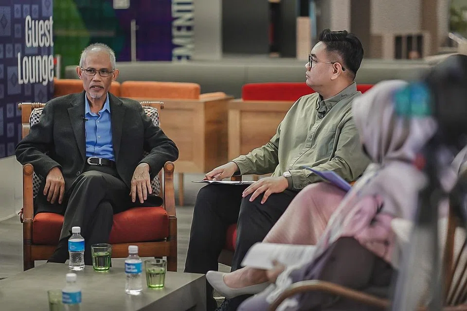 KUPAS ISU: Encik Masagos Zulkifli (kiri) dan Penolong Kepada Editor BH/BM Encik Nazri Hadi Saparin, selaku moderator, di sesi forum anjuran Berita Harian. - Foto BM oleh NUR DIYANA TAHA