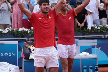 Dua jaguh tenis Sepanyol, Carlos Alcaraz (kiri) dan Rafael Nadal, meraikan kemenangan ke atas beregu Belanda, Tallon Griekspoor dan Wesley Koolhof.