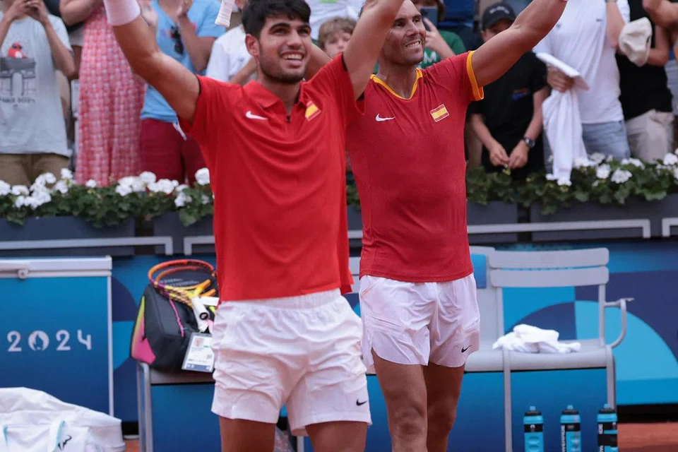 Dua jaguh tenis Sepanyol, Carlos Alcaraz (kiri) dan Rafael Nadal, meraikan kemenangan ke atas beregu Belanda, Tallon Griekspoor dan Wesley Koolhof.