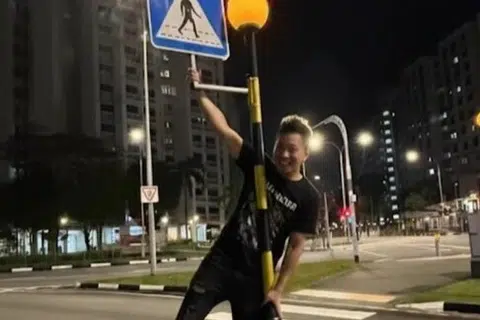 Hantaran Facebook daripada Penguasa Pengangkutan Darat (LTA) pada 14 Oktober turut memaparkan imej yang dihasilkan menggunakan kecerdasan buatan (AI) yang menggambarkan cabaran tersebut.