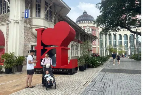 KESAN KENAIKAN MINIMUM: Pemain pasaran daripada industri perhotelan dan pelancongan mengatakan kesan kadar bilik hotel lebih tinggi di Malaysia akan diimbangi oleh kadar pertukaran yang menggalakkan bagi pelawat antarabangsa.