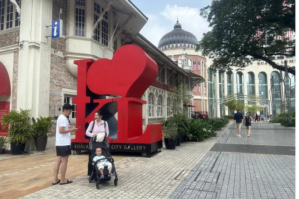 KESAN KENAIKAN MINIMUM: Pemain pasaran daripada industri perhotelan dan pelancongan mengatakan kesan kadar bilik hotel lebih tinggi di Malaysia akan diimbangi oleh kadar pertukaran yang menggalakkan bagi pelawat antarabangsa.