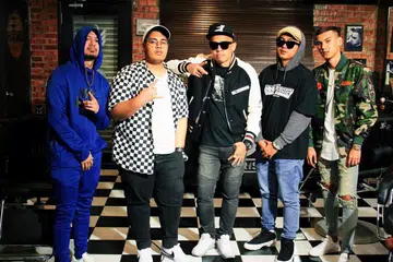 ‘16 Baris’ merupakan rancangan realiti yang diilhamkan Joe Flizzow (tiga dari kiri) untuk mencari bakat hip hop baru dari Malaysia, Singapura dan Indonesia. Rancangan ini cukup terkenal sehingga wujud program serupa di New Zealand, Australia dan Thailand.