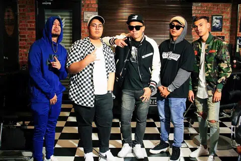 ‘16 Baris’ merupakan rancangan realiti yang diilhamkan Joe Flizzow (tiga dari kiri) untuk mencari bakat hip hop baru dari Malaysia, Singapura dan Indonesia. Rancangan ini cukup terkenal sehingga wujud program serupa di New Zealand, Australia dan Thailand.