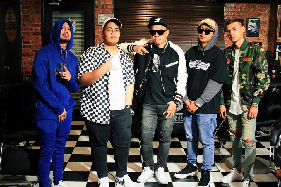 ‘16 Baris’ merupakan rancangan realiti yang diilhamkan Joe Flizzow (tiga dari kiri) untuk mencari bakat hip hop baru dari Malaysia, Singapura dan Indonesia. Rancangan ini cukup terkenal sehingga wujud program serupa di New Zealand, Australia dan Thailand.