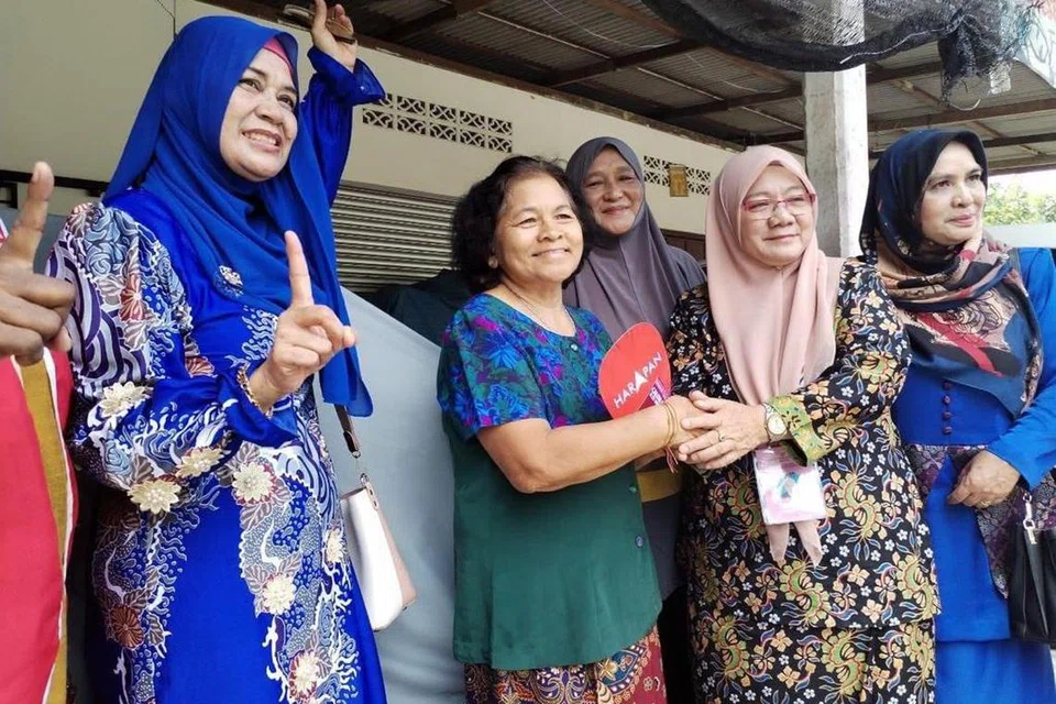 BERTANDING DI DUN MANIR: Cik Eka Lisut (dua dari kanan) menjadi taruhan Pakatan Harapan (PH) untuk bertanding di kerusi DUN Manir, Terengganu, pada Pilihan Raya Negeri Malaysia pada 12 Ogos nanti.