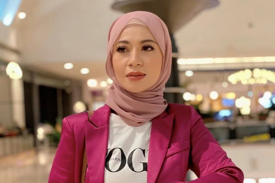 Penyanyi Malaysia, Syura Badron, 39 tahun, kini dirawat di Unit Rawatan Separa Rapi (HDU) sebuah hospital swasta selepas disahkan mengalami jangkitan kuman dalam darah sejak petang 25 Oktober.