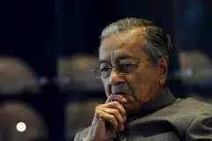 SARANAN MANTAN MENTERI: Datuk Zaid Ibrahim, bekas menteri undang-undang tidak rasmi Malaysia berkata, polis sepatutnya memberikan tumpuan menyiasat perdana menteri Datuk Seri Najib Razak yang didakwa terlibat dalam skandal politik dan tidak seharusnya mendakwa Tun Dr Mahathir Mohamad, yang dikatakan hanya mengemukakan persoalan bagi pelbagai isu yang dihadapi perdana menteri itu. - Foto REUTERS 