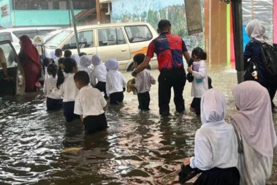 Murid sekolah di Taman Melawati dipindahkan berikutan banjir kilat.