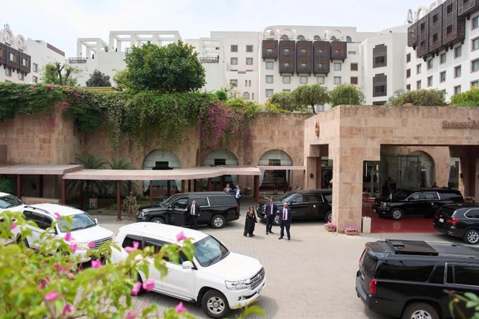 Kenderaan rasmi Naib Presiden Amerika Syarikat, JD Vance, kelihatan tiba di Hotel Serena, Islamabad, pada 11 April 2026, menjelang rundingan damai dengan Iran. 