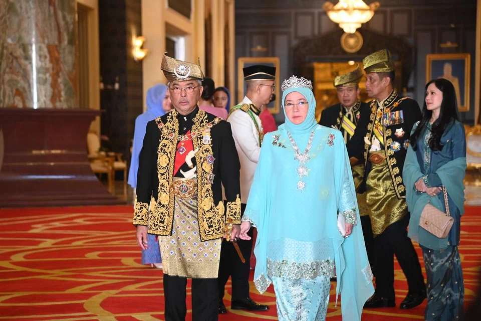 Yang di-Pertuan Agong Ke-16 Malaysia, Sultan Abdullah Ahmad Shah bersama Raja Permaisuri Agong, Tunku Azizah Aminah Maimunah Iskandariah, meninggalkan Istana Negara, Kuala Lumpur.