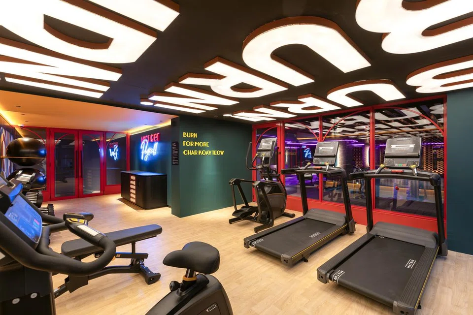 BURN Social Gym yang serba lengkap untuk pelbagai jenis senaman, daripada sesi solo hinggalah kepada senaman komuniti dan aktiviti sosial aktif.
