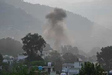 Asap tebal kelihatan menjulang di pekan utama Daerah Poonch pada 7 Mei 2025. India telah melepaskan peluru berpandu ke wilayah Pakistan awal pagi 7 Mei, mengorbankan sekurang-kurangnya lapan orang, menurut pihak berkuasa Pakistan yang memaklumkan bahawa mereka telah memulakan tindakan balas. 