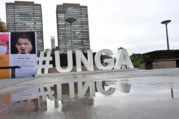 Papan tanda Perhimpunan Agung Pertubuhan Bangsa-Bangsa Bersatu (PBB) terpantul pada lopak air di New York pada 20 September, menjelang pertemuan hampir 130 pemimpin dunia minggu ini. Ketegangan di Timur Tengah, termasuk konflik Iran-Amerika Syarikat dan pertempuran di Yaman, dijangka menjadi antara isu utama yang dibincangkan.