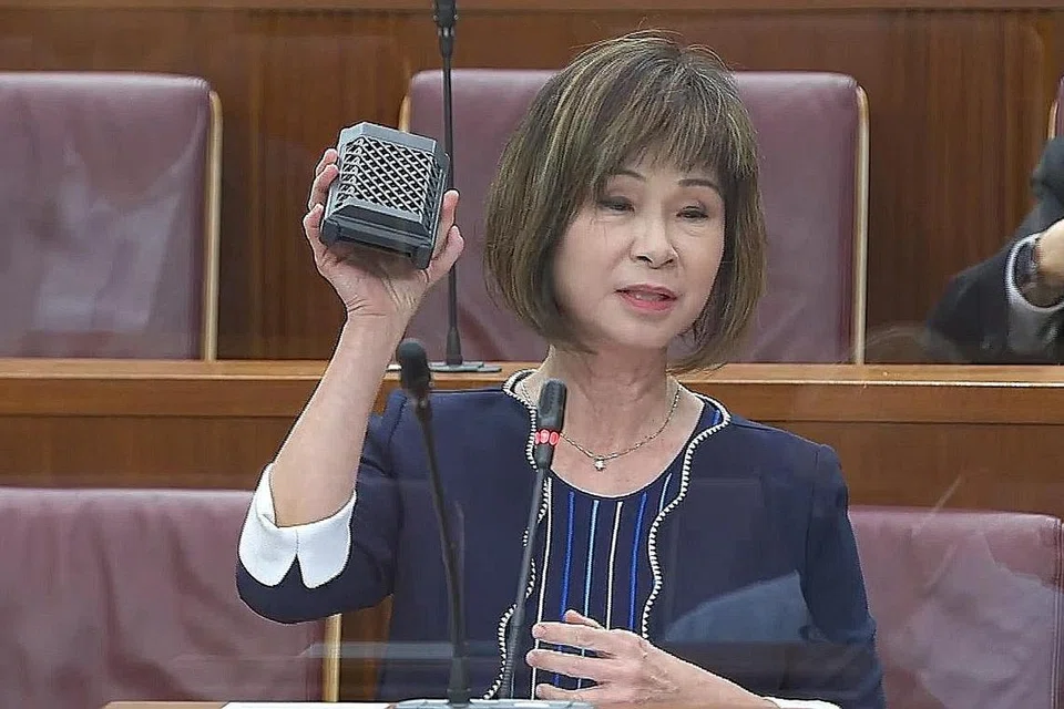 PRIHATIN: Dr Khor berkata meskipun ERP secara teknikal boleh diproses melalui telefon bimbit bijak, ia akan menimbulkan pelbagai isu keselamatan dan operasi. - Foto GOV.SG