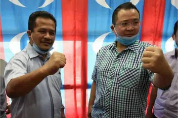 SOKONG KEPIMPINAN BERSATU: Adun kawasan undi Lunas, Encik Azman Nasrudin dan Adun kawasan undi Sidam, Dr Robert Ling Kui Ee, mengumumkan peletakan jawatan mereka pada sidang media bersama yang diadakan di Pusat Khidmat Dewan Undangan Negeri (DUN) Sidam, Sungai Petani, hari ini.