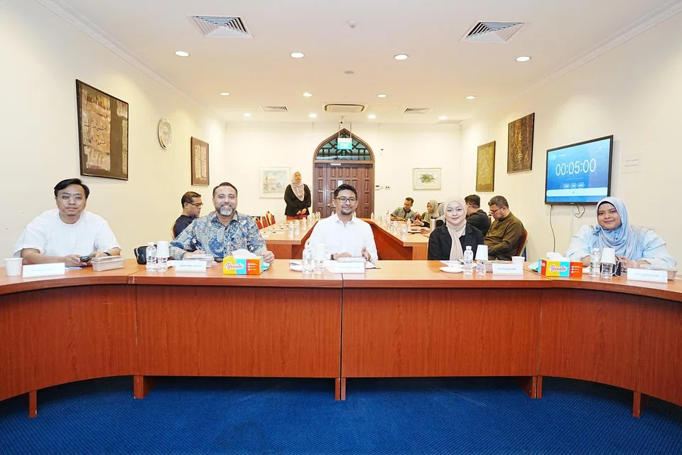 Seramai 10 finalis telah dipilih untuk membentangkan rancangan perniagaan mereka kepada juri yang terdiri daripada (dari kiri) pengasas dan Ketua Pegawai Eksekutif (CEO) Meem Pte Ltd, Ustaz Muhammad Tarmizi Abdul Wahid; CEO EthisX, Encik Mohamed Shehzad Mohamed Islam; ketua pasukan ekonomi halal dalam Perbankan Islam di Maybank, Encik Muhammad Azzad Ahmad; Pengarah Eksekutif DPPMS Cik Nadiah Hassan; serta Ketua Cef dan pemilik restoran The Fluffy Chef, Cik Zarifah Abdul Rasid, pada 2 November di Masjid Sultan.
