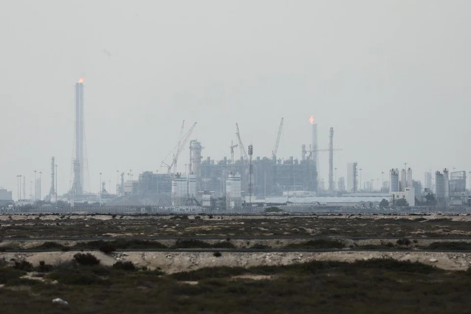 Perang Timur Tengah memaksa Qatar menghentikan sementara pengeluaran gas asli cecair di kemudahan utamanya di Ras Laffan, yang merupakan nadi ekonomi negara itu. 