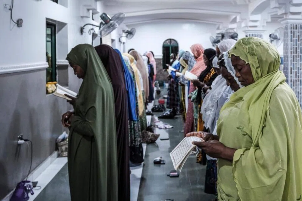 Ramadan Nigeria, solat tarawih Pulau Lagos, Masjid Perhimpunan Global Nadwat, Ramadan dahulu dan kini, Berita Harian Ramadan, jemaah wanita Nigeria, suasana Ramadan global