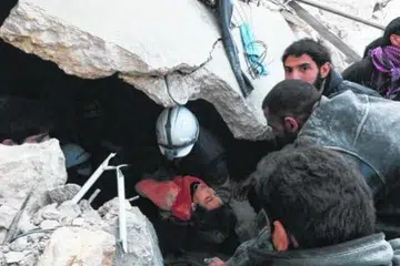 SERANGAN BOM: Para penduduk dan aktivis cuba menyelamatkan seorang kanak-kanak perempuan yang terselamat di bawah serpihan runtuhan sebuah bangunan yang menjadi sasaran serangan bom tentera rejim Presiden Bashar al-Assad, di kawasan kejiranan Tariq al Bab, di bandar Aleppo, Syria, kelmarin, sedang sesetengahnya hanya mampu menyaksikan bangkai bangunan yang menjadi antara sasaran serangan itu di kawasan sama. - Foto-foto REUTERS